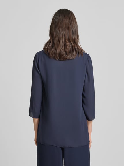 Frauenmodel trägt Relaxed Fit Jacke in semitransparentem Design von Vera Mont, dunkelblau, 3/4-Arm, Rückenlänge 73 cm, Ganzkörperansicht Rückansicht
