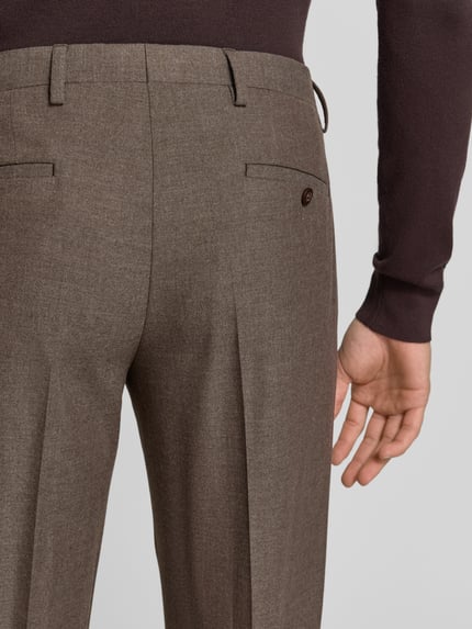 Männermodel trägt Regular Fit Sakko mit Viskose-Anteil von ROY ROBSON in Braun, elastischer Material-Mix, Nahaufnahme Rückansicht. Rückenlänge 75 cm, Schulterbreite 39 cm, Bundweite 45 cm, Ärmellänge 65 cm, Innenbeinlänge 58 cm.