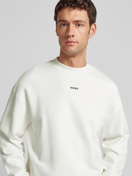 Mannenmodel draagt Regular Fit Sweatshirt uit puur katoen Model 'DAPOCREW' van HUGO, effen look, labelopschrift, ronde hals, lange mouw, geribd, sweatmateriaal, voorkant bovenlichaam close-up.