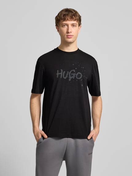 Mannelijk model draagt Regular Fit T-shirt uit pure katoen Model 'NIEROFIX_U261' van HUGO, effen look, motiefprint, ronde hals, korte mouw, Ganzkörperansicht van voren.