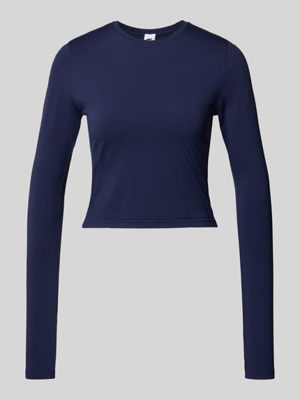 Produktfoto, dunkelblaues Slim Fit Longsleeve mit Rundhalsausschnitt Modell 'Feather' von Fabletics, elastischer Material-Mix, Cropped Fit