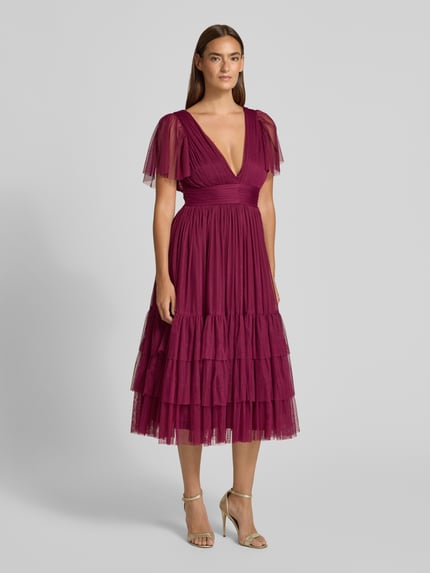 Modelka nosi sukienkę koktajlową 'Cocktailkleid mit tiefem V-Ausschnitt' od LACE & BEADS, linia a, sukienka midi, głęboki dekolt w serek, efekt stopniowania, tasiemka w talii, długość tyłu w rozmiarze s: 121 cm, szerokość w rozmiarze s: 42 cm, długość rękawów w rozmiarze s: 25 cm, kolor ciemnoróżowy, tkanina tiulowa, całkowity widok z przodu.