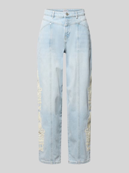 Produktfoto, Wide Fit Jeans mit floralem Spitzenbesatz von Jake*s Casual, hellblaue Baumwolle, gerade Form, sichtbare Taschen, Jeansstruktur