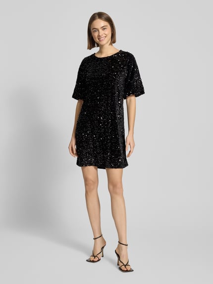 Vrouwenmodel draagt schmales Cocktailjurk met paillettenbesatz Model 'KAM' van Pieces, effen, glanzend, smal, minilengte, boothals, korte mouw, rechte zoom, fluweel, Ganzkörperansicht van voren.