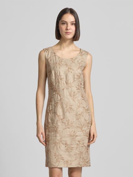 Vrouwenmodel draagt Knielanges Etuikleid met Stitchings van WHITE LABEL in beige met rechte pasvorm, ronde hals, knielengte, stitchingdetail, ruglengte maat 36 99 cm, borstwijdte maat 36 42 cm, Ganzkörperansicht van voren.