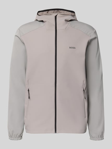 Produktfoto, Regular Fit Softshell-Jacke mit Kapuze Modell 'LW_CRUISLITE' von BOSS Green in Unifarben mit Reißverschlusstaschen und Label Print, glatte Textur