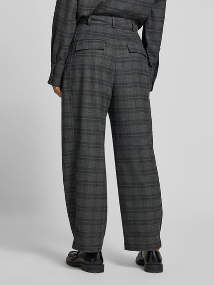 Frauenmodel trägt spodnie materiałowe 'Stoffhose mit Knopf am Saum' von Style Icon Collection, krój loose fit, szaro-czarna krata, zapięcie na guzik i zamek błyskawiczny, wpuszczane kieszenie francuskie, z tyłu kieszeń z wypustką, dół nogawki z guzikiem, Szerokość w rozmiarze 36: 37 cm, Długość wewnętrzna nogawki w rozmiarze 36: 67 cm, Ganzkörperansicht Rückansicht