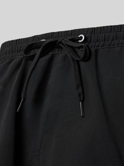 Produktfoto, czarne spodenki kąpielowe Regular Fit Badehose mit Logo-Patch Modell 'Everyday' od Quiksilver, elastyczny pas z tunelem