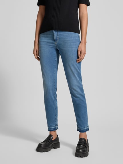 Frauenmodel trägt Slim Fit Jeans im 5-Pocket-Design von Marc Cain in Hellblau, Baumwoll-Mix mit Stretch, Vorderansicht, Nahaufnahme Unterkörper.