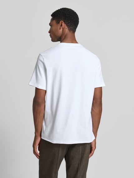 Męski t-shirt z bawełny, krój regular fit, model 'ENIL' od Drykorn, okrągły dekolt, krótka listwa guzikowa, długość tyłu 60 cm, całkowity widok z tyłu.