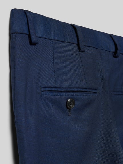Produktfoto, Spodnie materiałowe z zakładkami w pasie, mieszanka materiałów z dodatkiem wełny, prosty krój, kieszenie z tyłu, model 'SOLARIS' od Jack & Jones, długość wewnętrzna nogawki 63 cm, szerokość w pasie 35 cm, ciemnoniebieska tekstura