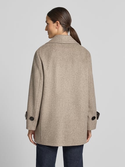 Modelka nosi Zweireihiger Kurzmantel mit Ärmelriegeln von windsor., mieszanka bawełny, krój regular fit, kołnierz z połami, wpuszczane kieszenie, beżowy, faktura gładka, widok całej sylwetki z tyłu. Długość tyłu w rozmiarze 36: 80 cm, szerokość ramion w rozmiarze 36: 47 cm, szerokość w rozmiarze 36: 58 cm, długość rękawów w rozmiarze 36: 56 cm.