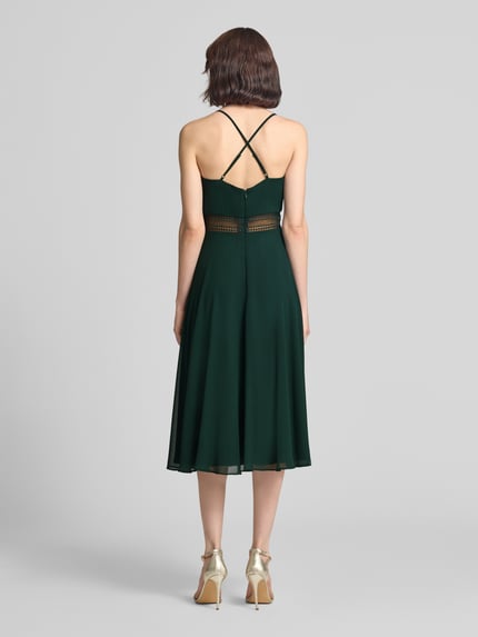 Männermodel trägt Knielanges Cocktailkleid mit Wasserfall-Ausschnitt von Vera Mont in Dunkelgrün, szyfon, tasiemka w talii z szydełkowej koronki, krój taliowany, długość do kolan, Długość tyłu w rozmiarze 36: 88 cm, Szerokość klatki piersiowej w rozmiarze 36: 33 cm, Ganzkörperansicht Rückansicht