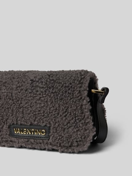 Produktfoto, Umhängetasche mit Label-Patch Modell 'ICELAND' von Valentino Bags in einfarbigem Grau, strukturierte Veloursleder-Fleece-Oberfläche, goldfarbenes Label, sichtbare Nähte, Magnetverschluss, Crossbody-Trageriemen, Reißverschlussfach