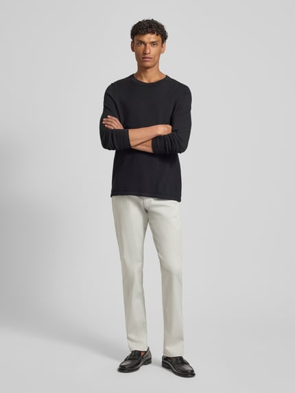 Męski model nosi Hose im 5-Pocket-Design Modell 'CORDOBA' od bugatti, bawełniany mix ze stretchem, krój straight fit, jasny kolor, szerokość w rozmiarze 32/32: 42 cm, długość nogawki 80 cm, zdjęcie całej sylwetki z przodu.