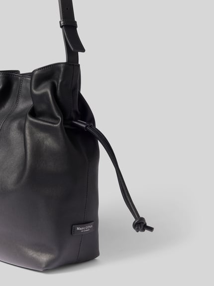 Produktfoto, schwarze Henkeltasche aus echtem Rindsleder von Marc O'Polo, glatte Oberfläche mit strukturierter Kordel, Damen