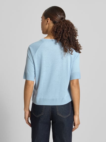 Vrouwenmodel draagt T-shirt met Raglanärmeln und 1/2-Arm van Windsor in lichtblauw, lyocellmix met katoen, recht model, ronde hals, ruglengte maat 36: 50 cm. Ganzkörperaanzicht achteraan.