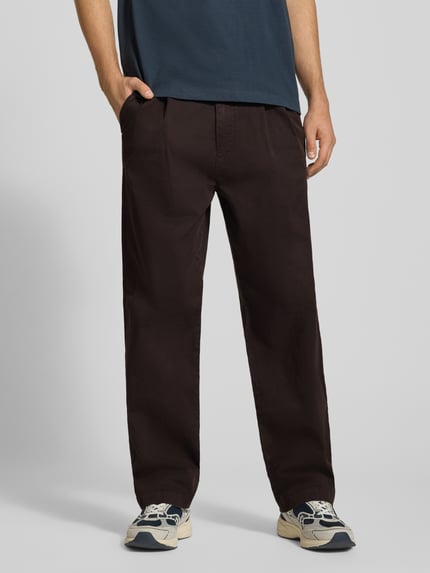 Männermodel draagt Barrel Fit broek uit katoenmix van Marc O'Polo, donkerbruin met rechte pijpen, Heren recht broek, denim, Ganzkörperansicht van voren.