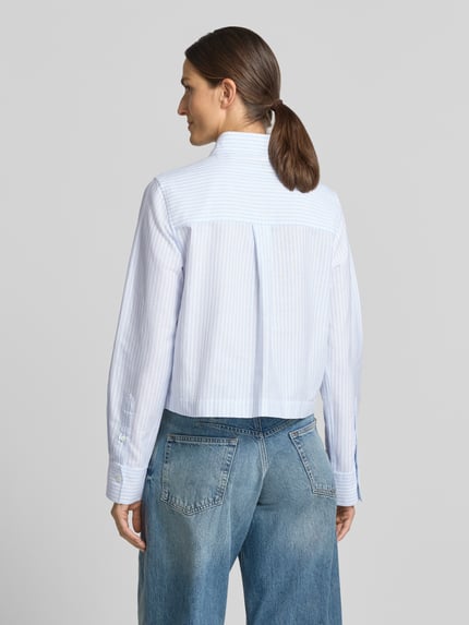 Modelka nosi Hemdbluse mit Knopfleiste und Sportmanschetten von Closed, bawełna, krój regular fit, widok całej sylwetki z tyłu.