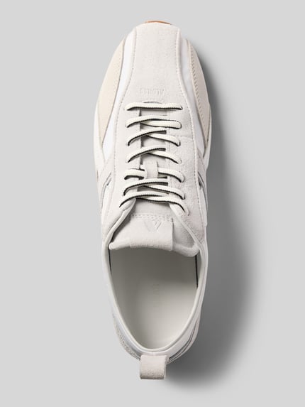 Produktfoto, Sneaker aus Leder-Mix mit Logo-Detail von ALOHAS in Weiß und Beige, abgerundete Passform, Schnürverschluss, profilierte Sohle, Damen, Absatzhöhe 1 cm, Schafthöhe 7 cm, Schaftweite 9 cm.