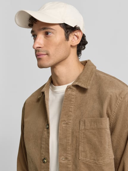 Männermodel trägt Regular Fit Overshirt mit Kentkragen Modell 'Superflex' von Lindbergh, Baumwoll-Mix, Nahaufnahme Oberkörper.