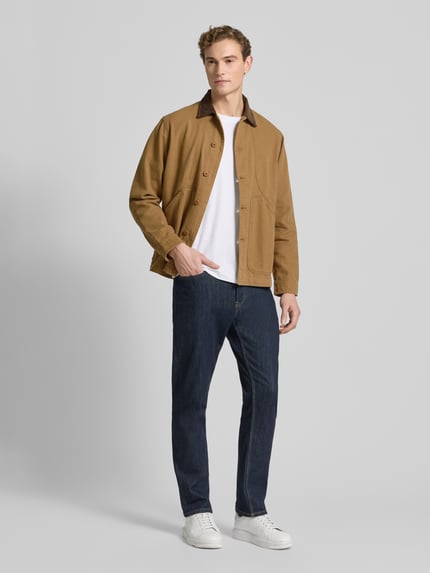 Męski model nosi Hemdjacke mit Kentkragen von Forét z bawełny ekologicznej, krój regular fit, wpuszczane kieszenie, jasnobrązowy kolor, całkowity widok z przodu, długość tyłu 63 cm dla rozmiaru M.