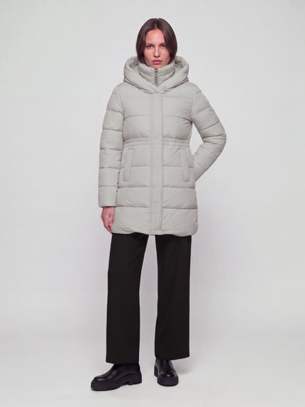 Frauenmodel trägt Steppmantel mit wärmender Kapuze von TOM TAILOR in Unifarben, strukturierter Oberfläche, Ganzkörperansicht von vorne.