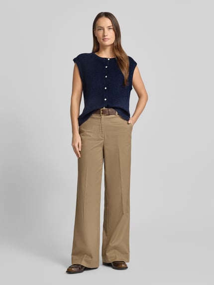 Frauenmodel trägt Loose Fit Strickweste mit Knopfleiste Modell 'Everest' von Neo Noir in Dunkelblau, Damen, Rundhalsausschnitt, Rückenlänge 55 cm bei Größe 36, Ganzkörperansicht von vorne.