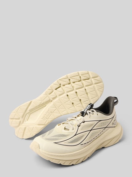 Productfoto, Sneaker met labeldetails en geprofileerde zool van HOKA, afgerond model, vetersluiting, hakhoogte 6 cm, schachthoogte 8 cm, schachtbreedte 5 cm, heren sneakers, crèmekleurig met zwarte accenten, textuur van mesh en rubber