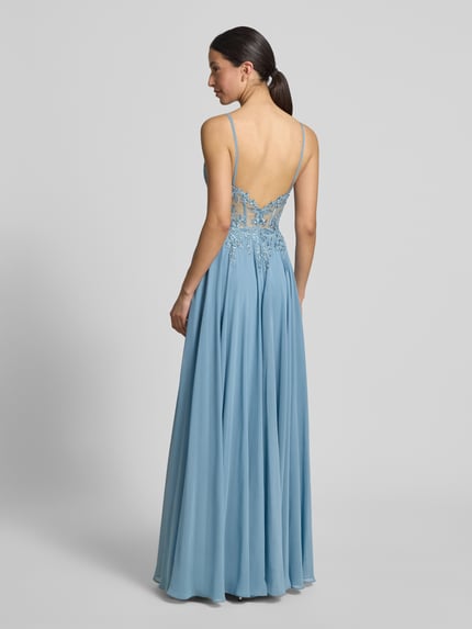 Kobiece modelka nosi długa sukienka Maxikleid mit Stitchings und Ziersteinbesatz od Luxuar z szyfonu, taliowany krój, hafty, obszycie ozdobnymi kamieniami, zamek błyskawiczny z tyłu, długość tyłu w rozmiarze 36: 126 cm, szerokość w rozmiarze 36: 41 cm, widok całej sylwetki z tyłu.