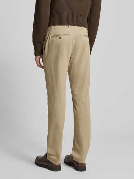 Męski model nosi Regular Fit Chinosy aus Baumwoll-Mix Model 'DENTON' von Tommy Hilfiger, efekt: wzór na całej powierzchni, szlufki na pasek, wpuszczane i tylne kieszenie, mieszanka bawełny, całkowity widok z tyłu.