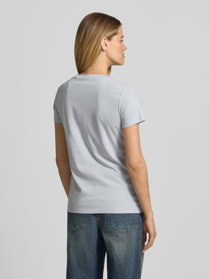 Vrouwenmodel draagt regular fit dames t-shirt van puur katoen, look: effen, labelprint, ronde hals, korte mouw, Model 'C_ESOGO_3' van BOSS Orange, Ganzkörperansicht Rückansicht.