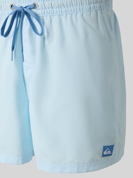Productfoto, Regular fit zwembroek met logo-patch model 'Everyday' van Quiksilver in lichtblauw, elastische tailleband met trekkoord, gladde textuur