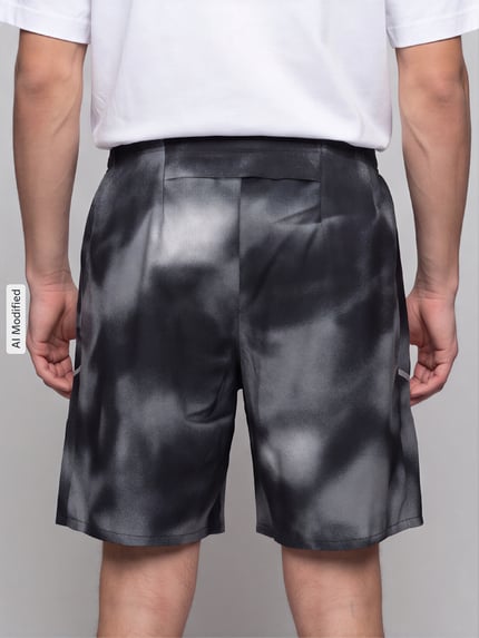 Männermodel trägt Regular Fit Sportshorts mit Dri-FIT-Technologie Modell 'MILER' von Nike, Heren, schwarz-grau meliert, Ganzkörperansicht Rückansicht, KI-modifiziertes Bild