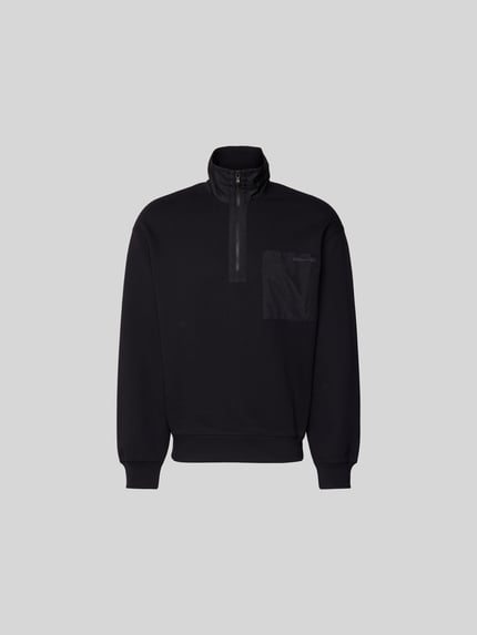 Produktfoto, Troyer aus reiner bawełna von MAISON KITSUNÉ, krój regular fit, kołnierz zapinany, detal z logo, brustasza, długość tyłu w rozmiarze M: 68 cm, kolor czarny