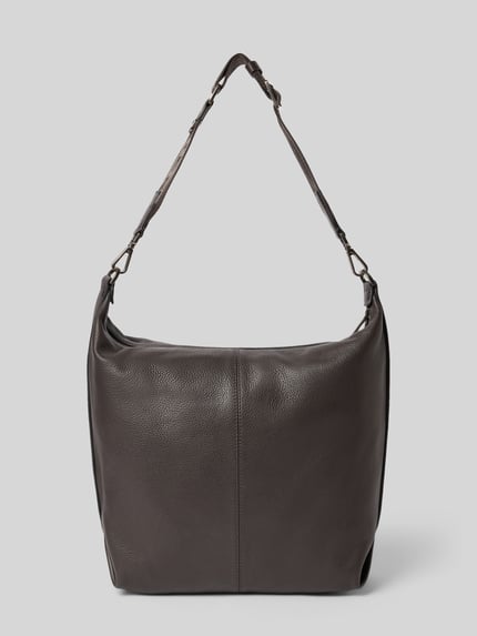 Productfoto, Handtasche mit Logo-Prägung Modell 'PARIS' van LIEBESKIND BERLIN in donkerbruin leer met reliëflogo, hoofdvak met ritssluiting, verstelbare schouderband, ritsvak binnenin, breedte 38 cm, lengte 33 cm, diepte 12 cm, bandlengte 62 cm.