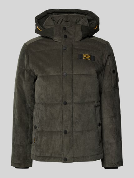 Produktfoto, Steppjacke mit Eingrifftaschen Modell 'GOBBLER' von PME Legend in Olivgrün, gerade Form, Kapuze, Label-Patch, strukturierte Oberfläche