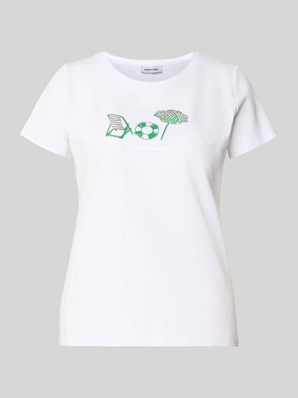 Frauenmodel trägt T-Shirt mit Motiv-Print und Rundhalsausschnitt von More & More, weiß, Baumwoll-Elasthan-Mix, Ganzkörperansicht von vorne.