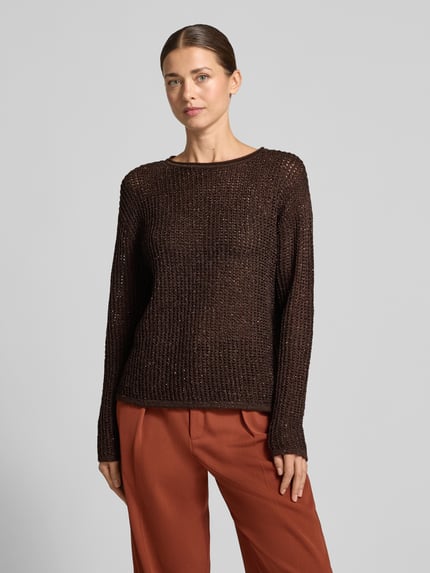 Modelka nosi Relaxed Fit Pullover mit Woll-Alpaka-Anteil von s.Oliver BLACK LABEL, brązowy sweter o grubym splocie, z przodu, ujęcie całej sylwetki.