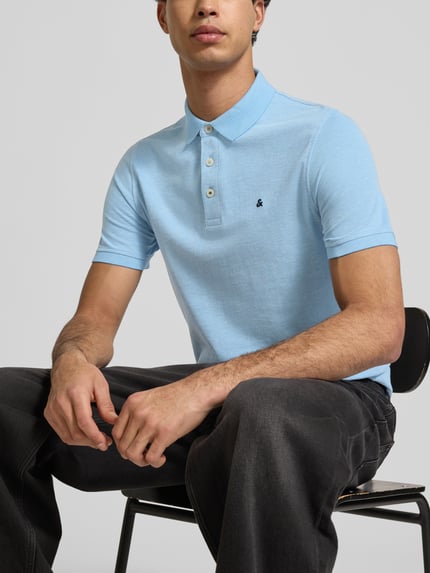 Männermodel trägt Slim Fit Poloshirt mit Viskose-Anteil Modell 'Paulos' von JACK & JONES, hellblau, Baumwoll-Mix, Nahaufnahme Oberkörper