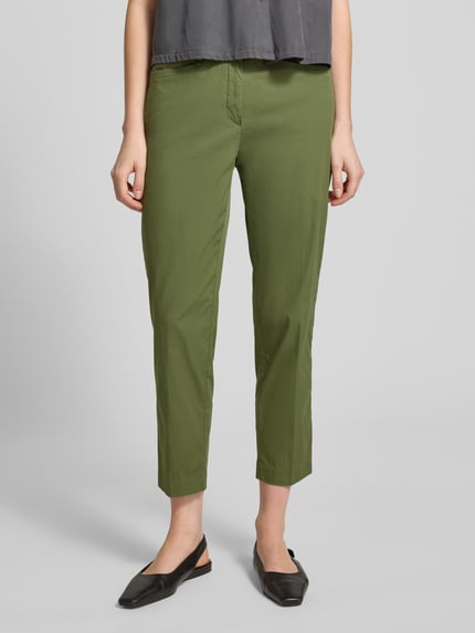 Vrouwenmodel draagt Regular Fit broek uit katoenmix model 'MARA S' van Brax, look: effen, met steekzakken en labelapplicatie, Nahaufnahme onderlichaam.