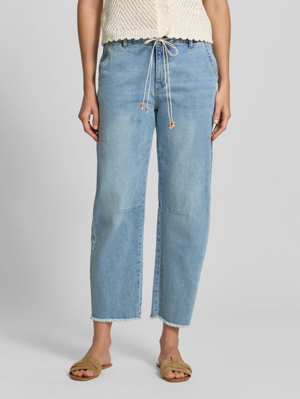 Kobiece modelka nosi Barrel Fit Jeans mit Bindegürtel von Buena Vista z bawełnianej mieszanki ze stretchem, jasnoniebieskie, kieszenie ukośne, pasek, szerokość w rozmiarze S 39 cm, długość wewnętrzna nogawki 69 cm, zdjęcie całej sylwetki z przodu.