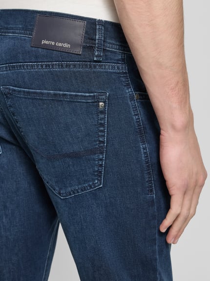 Männermodel trägt Jeans im Used-Look Modell 'Lyon' von Pierre Cardin aus Baumwoll-Viskose-Mix, Regular-Fit, Detailaufnahme Rückansicht. Bundweite 42 cm, Innenbeinlänge 80 cm, Größe 32/32.