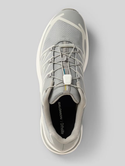 Produktfoto, Sneaker mit profilierter Sohle Modell 'XT-EVR' von Salomon in Hellgrau, abgerundete Spitze, Schnürung, Detailaufnahme von oben