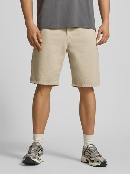 Männermodel trägt Bermudas mit seitlichen Eingrifftaschen von REVIEW in Beige, Reine Baumwolle, Straight Fit, Ganzkörperansicht von vorne.