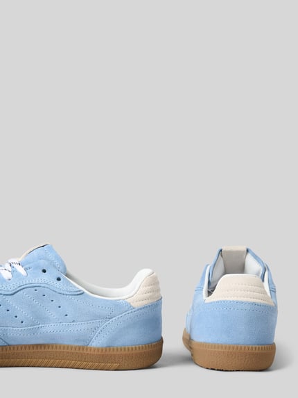 Produktfoto, Sneaker mit Schnürverschluss von ALOHAS aus hellblauem Leder mit strukturiertem Sohlenprofil, Label-Detail und abgerundeter Spitze.