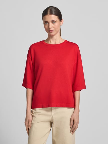 Frauenmodel trägt Strickshirt aus Viskose-Mix Modell 'Conny' von FREE/QUENT in Rot, Relaxed Fit, Rundhalsausschnitt, Nahaufnahme Oberkörper.