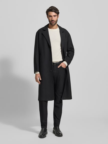 Männermodel trägt Stoffhose mit 5-Pocket-Design Modell 'Chuck' von Brax, Baumwoll-Mix mit Stretch-Anteil, Gerader Schnitt, Ganzkörperansicht von vorne.