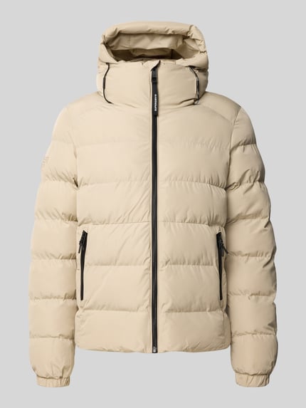 Produktfoto, Steppjacke mit Label-Stitching und Kapuze von Superdry in Beige mit Reißverschluss und Kordel, glatte Oberfläche, strukturierte Nähte