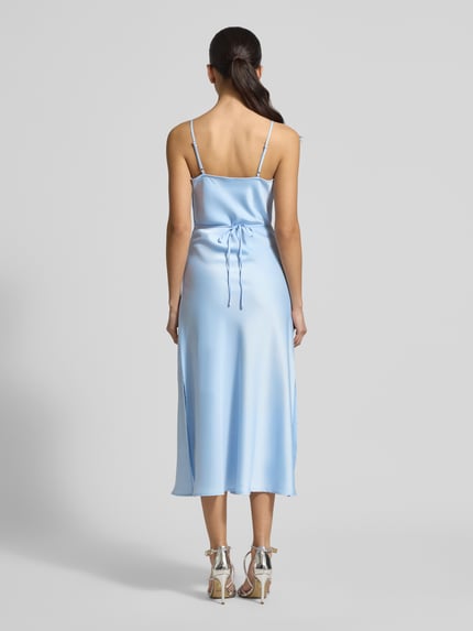 Vrouwenmodel draagt lichtblauw Slim Fit midi-jurk van satijn model 'Thea' van YAS, elastische materiaalmix, spaghettibandjes, afneembare tailleband, ruglengte maat 36: 124 cm, borstwijdte maat 36: 46 cm, Ganzkörperansicht Rückansicht.